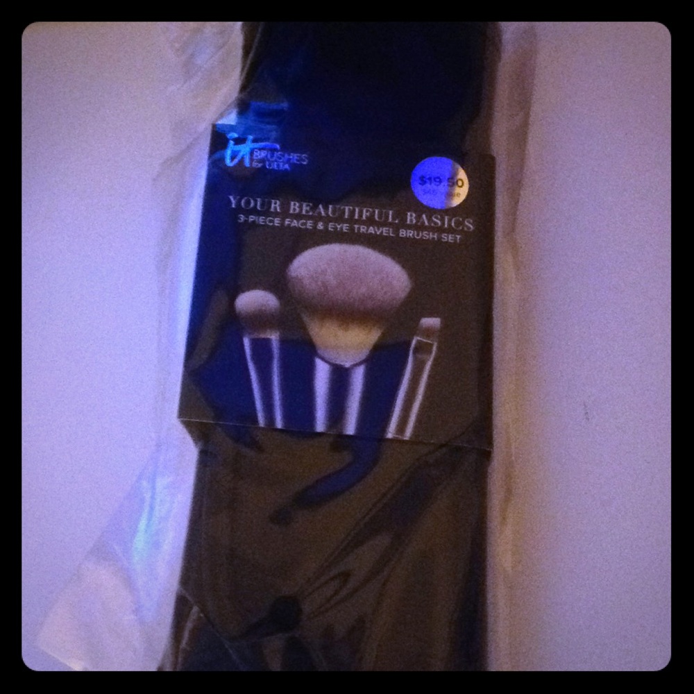 It cosmetics travel brush set